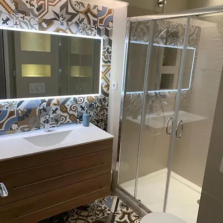 アパート 2 Beds-2 Full Baths,ac, Lift-balcony, Parking ボーソレイユ